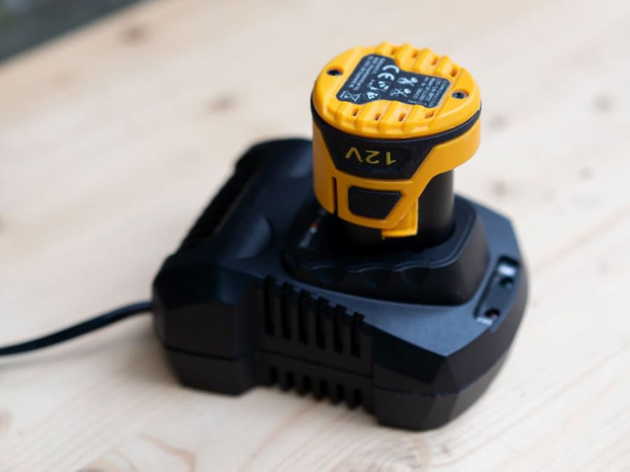 Batavia 7064364 12V Fast Charger