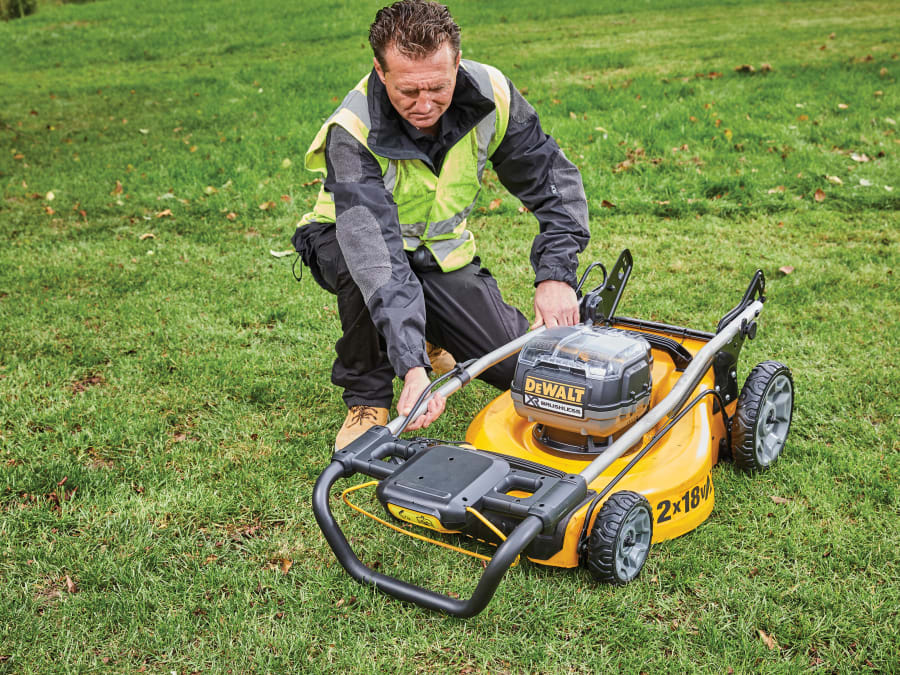 Dewalt Power Tools Dewalt DCMW564P2GB 18V XR Brushless Lawnmower with 2 × 5.0Ah Batteries