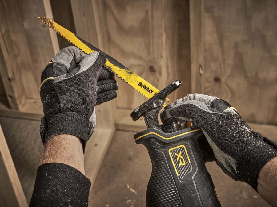 Dewalt DCS382N 18V XR Brushless Reciprocating Saw