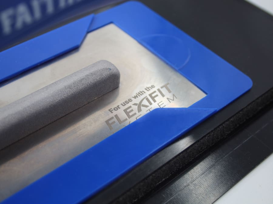 Faithfull FAIFLEXI16F 16in FlexiFit Trowel with Plastic Blade and Foam Kit