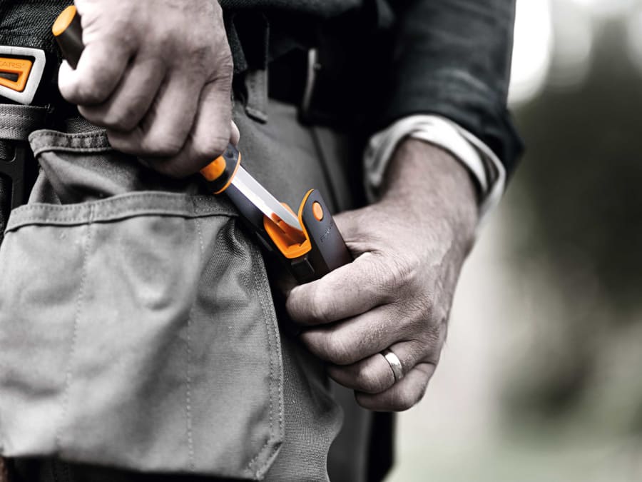 Fiskars 1023618 Universal Knife with Sharpener