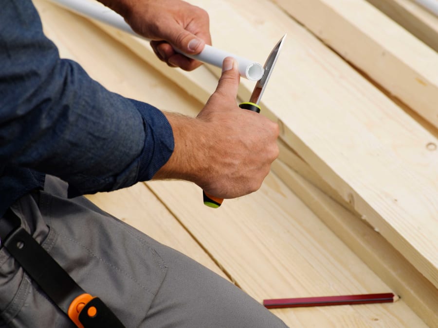 Fiskars 1023619 Heavy-Duty Knife with Sharpener