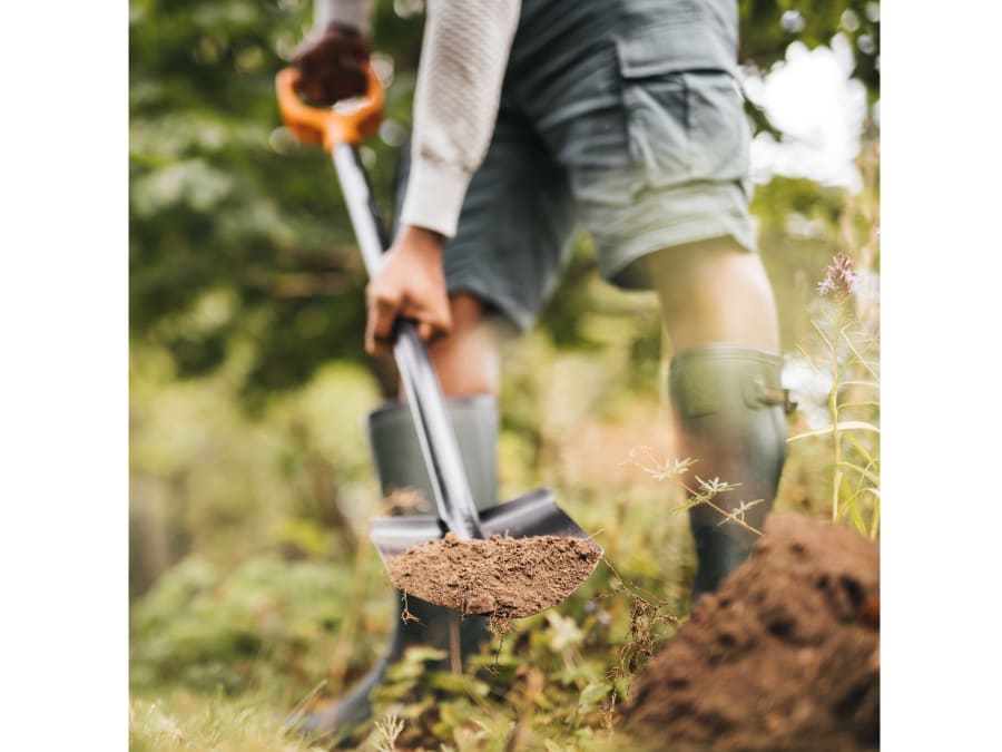 Fiskars 1066716 Solid Metal Pointed Spade