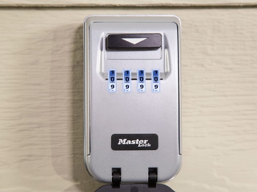 Master Lock 5425EURD Wall Mounted Key Box with Light Up Dial