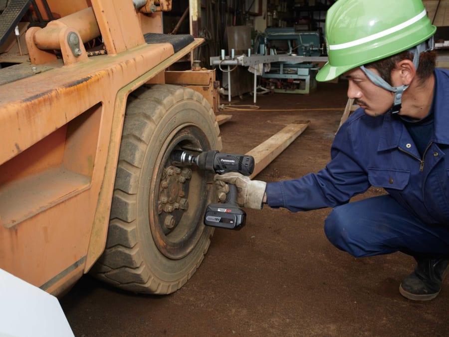 Panasonic EY7552LJ2S31 18V Heavy-Duty Impact Wrench with 2 × 5.0Ah Batteries