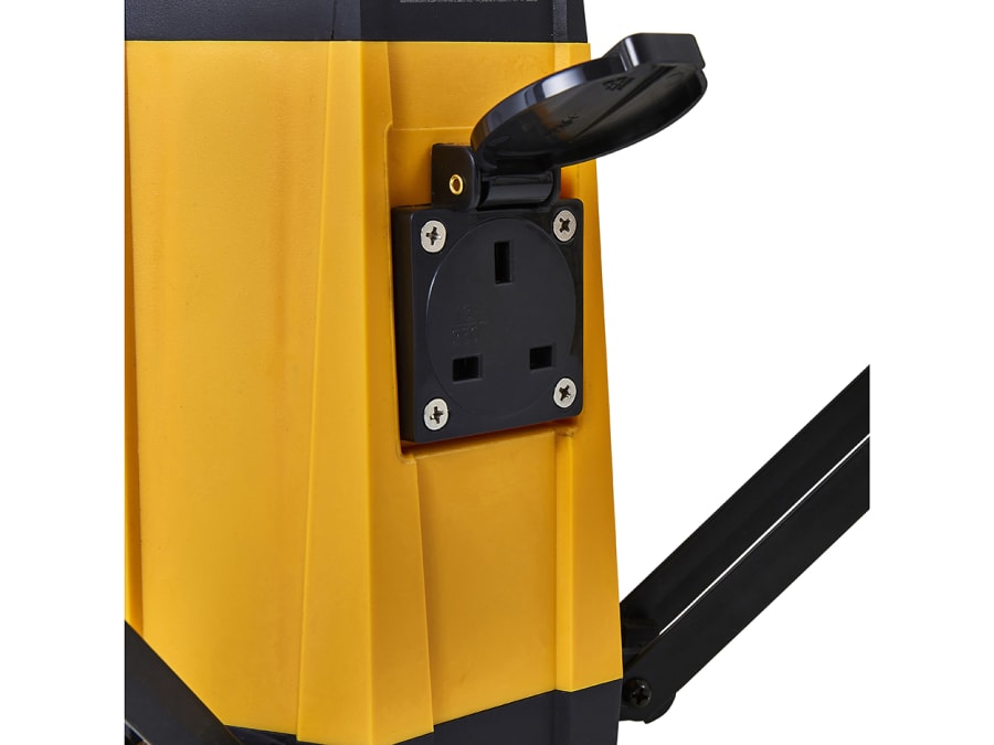 Stanley Lighting SXLS37673E Area Light with Outlet Socket 4000 Lumens