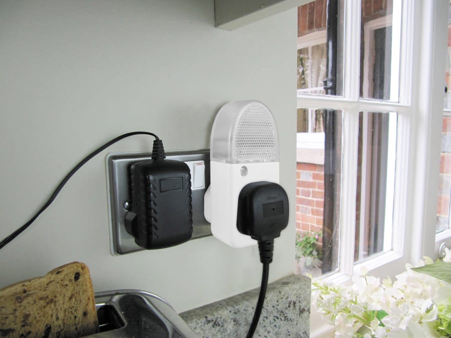 Uni-com FSGY03 Plug-Through Night Light