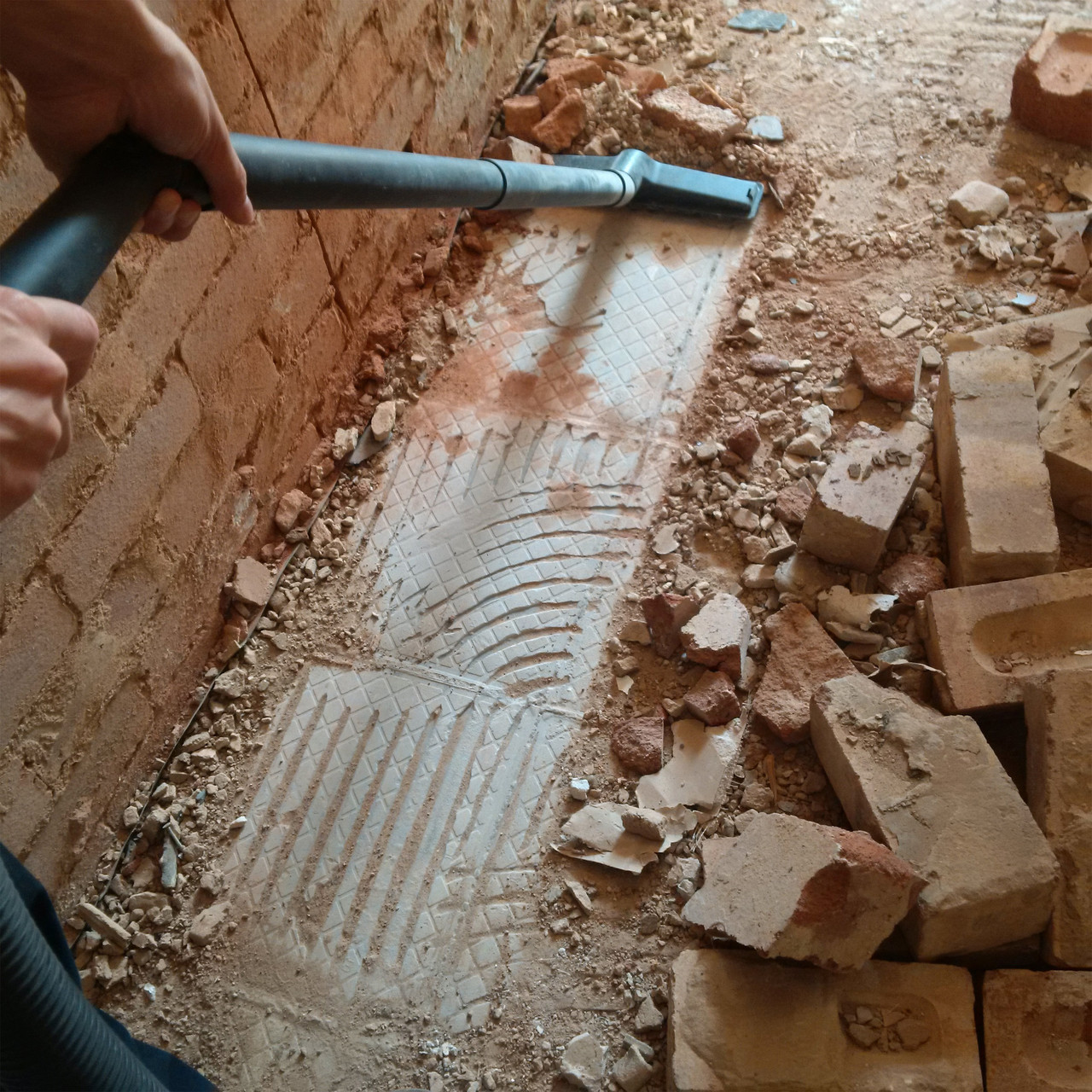 V-tuf MIGHTYXLHSV110V M-Class Wet & Dry Dust Extractor 110V